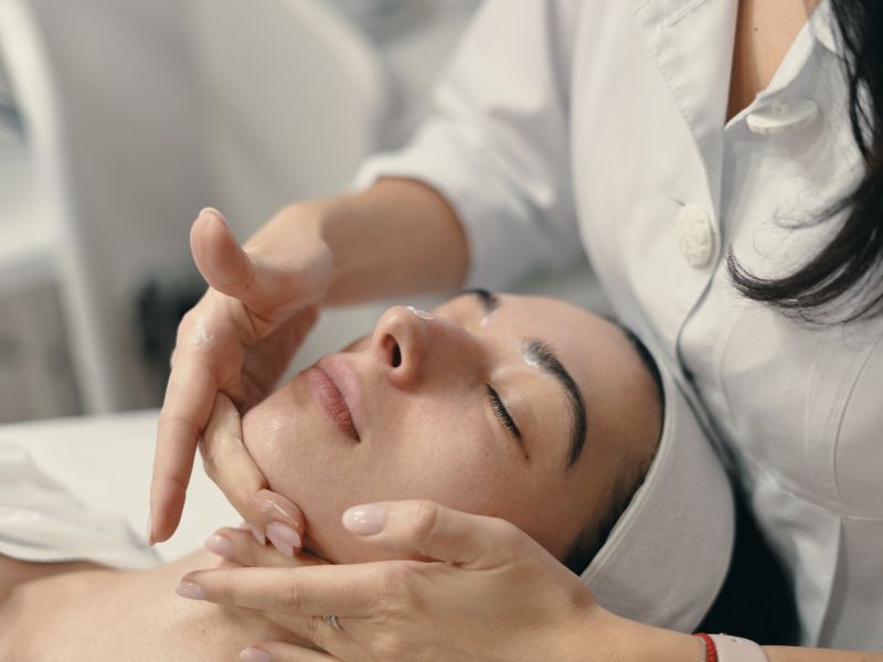 Apa perawatan terbaik agar wajah tampak lebih muda